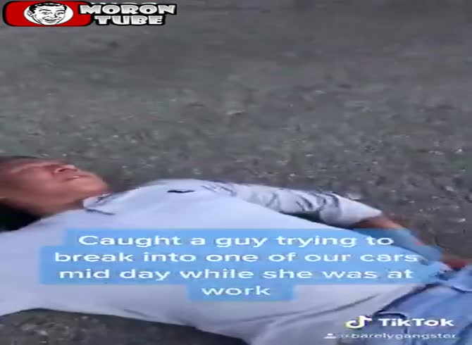 Video :A vehicle thief attacks him when he shocks him!